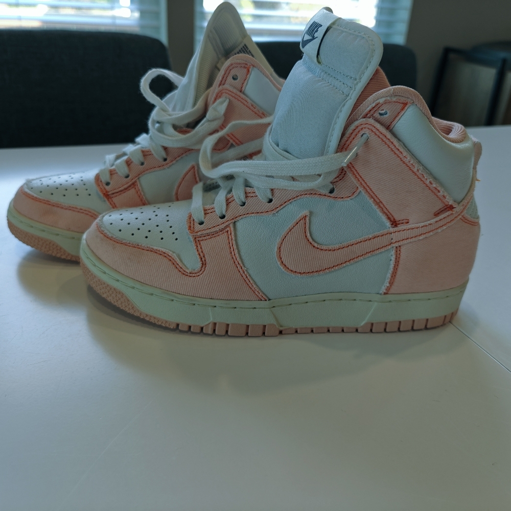 Brand new never worn Arctic orange/ peach dunks. Women's 7.